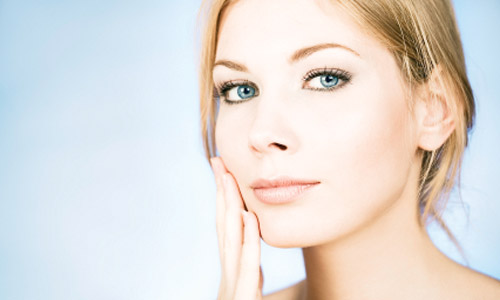 8 τρόποι για να κρατήσετε τις ρυτίδες μακριά